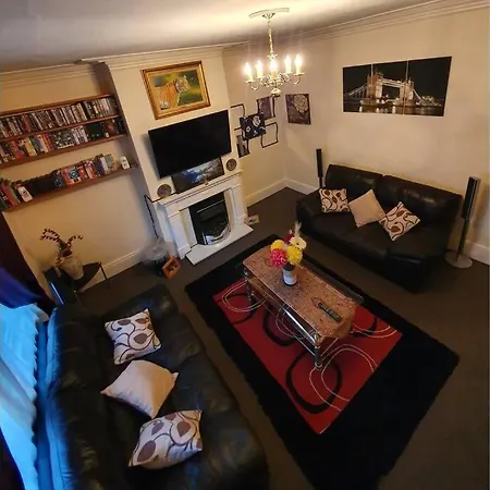 *Well Equipped Lovely & Cosy 3 Bed, Work/Leisure* + Free Parking
