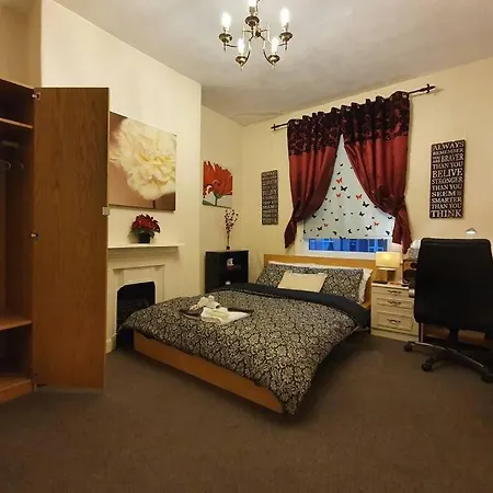 Holiday home *Well Equipped Lovely & Cosy 3 Bed, Work/Leisure* + Free Parking