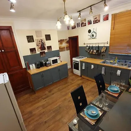 Holiday home *Well Equipped Lovely & Cosy 3 Bed, Work/Leisure* + Free Parking Leeds (West Yorkshire)