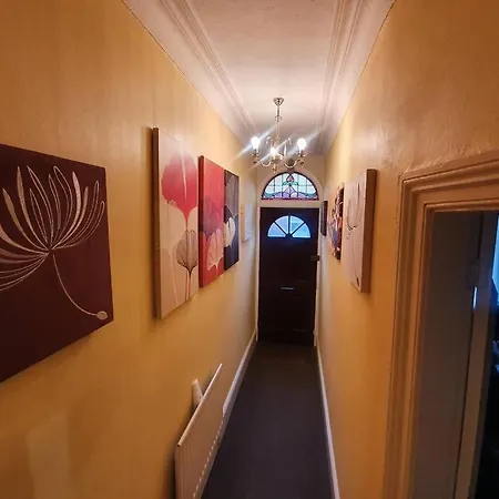 *Well Equipped Lovely & Cosy 3 Bed, Work/Leisure* + Free Parking *