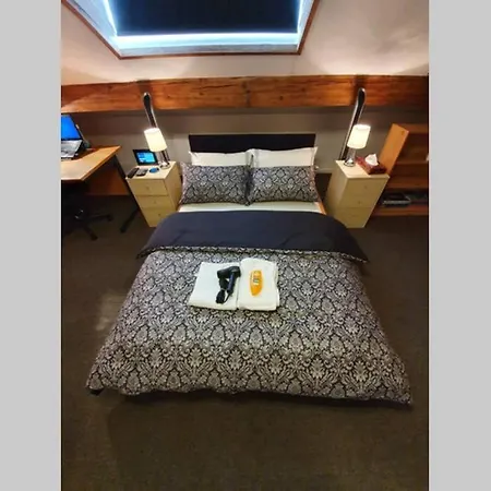 *Well Equipped Lovely & Cosy 3 Bed, Work/Leisure* + Free Parking Holiday home *